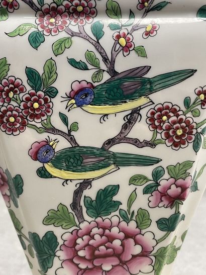 Pied de lampe en porcelaine à décor d'oiseaux,...