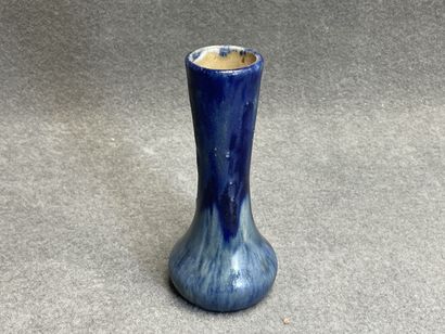 Quatre vases et un pichet en céramique émaillée....