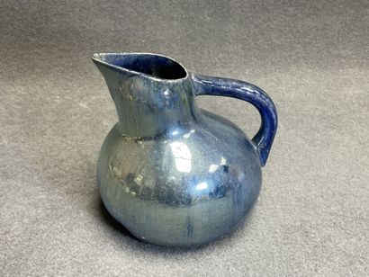 Quatre vases et un pichet en céramique émaillée....