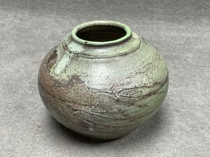 Vase boule en grès émaillé
H. :13 cm.