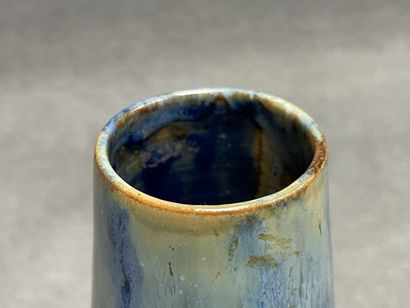 Vase en céramique du Morvan, émaillée bleu....