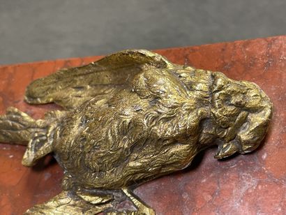 Presse papier en marbre rouge et bronze doré:...