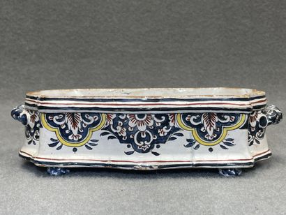 Saint Clément fin XVIII°: commode en faience.
12...