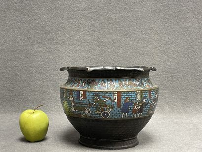 Cache pot en émaux cloisonnés, décor à l'antique....