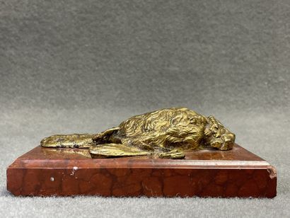 Presse papier en marbre rouge et bronze doré:...
