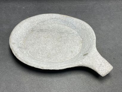 Grand plat en pierre taillée. 
H. :6,5 cm....