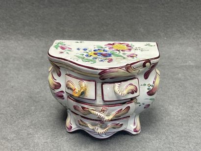 Saint Clément fin XVIII°: commode en faience.
12...