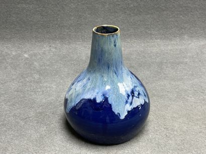 Vase en céramique du Morvan, émaillée bleu....