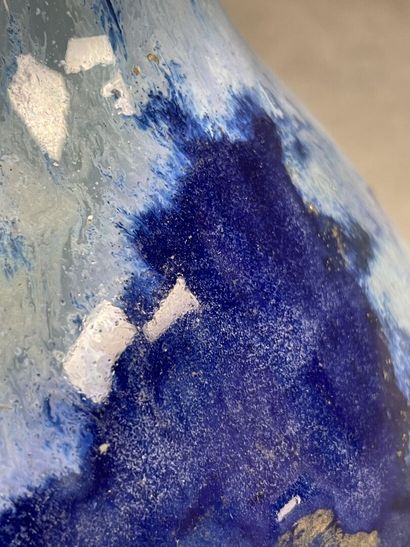 Vase en céramique du Morvan, émaillée bleu....