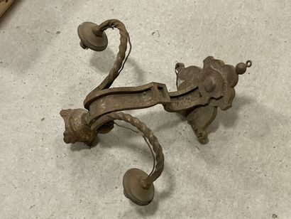 Applique en fer forgé. 
34 x 40 x 23 cm.