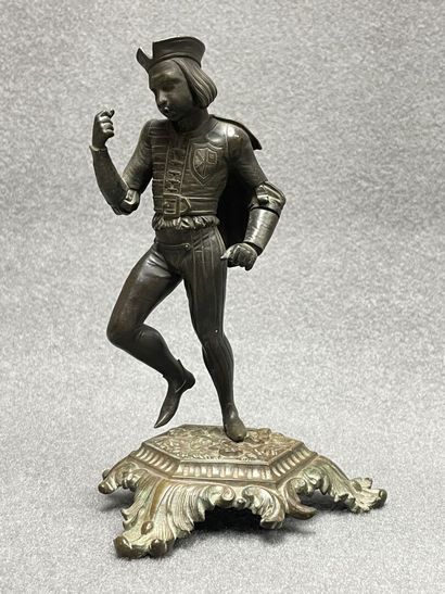 Personnage en bronze patiné et tour en étain....