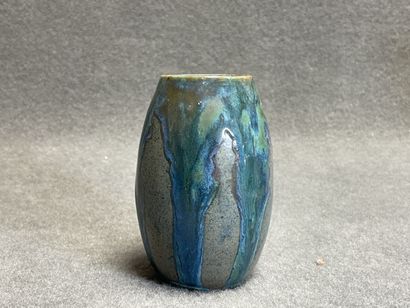 Quatre vases et un pichet en céramique émaillée....