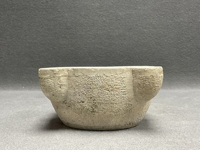 Mortier en pierre sculptée.
H: 11 cm.
L:...