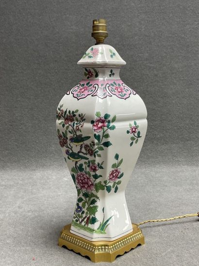 Pied de lampe en porcelaine à décor d'oiseaux,...