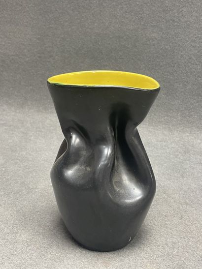 Vase en céramique jaune et noir. 
H. :20...