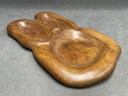 Grand plateau en noyer sculpté evidé, de...