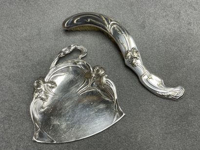 Ramasse miette en métal argenté Art Nouveau.
L....