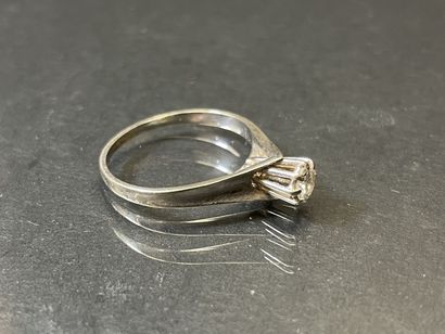Solitaire en or gris, et diamant environ...