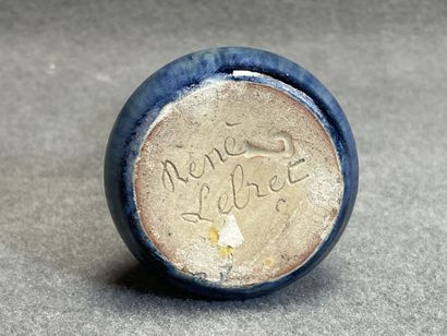 Quatre vases et un pichet en céramique émaillée....