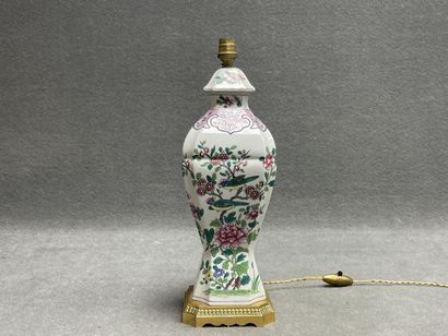 Pied de lampe en porcelaine à décor d'oiseaux,...