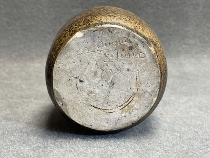 Quatre vases et un pichet en céramique émaillée....