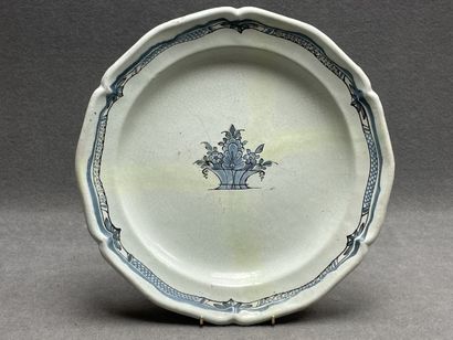 Grand plat cul noir en faïence XVIII°. 
D....