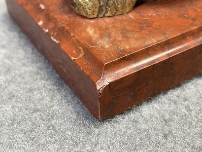 Presse papier en marbre rouge et bronze doré:...