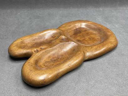 Grand plateau en noyer sculpté evidé, de...