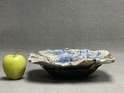 Plat creux en céramique raku. 
8 x 28 x 25...