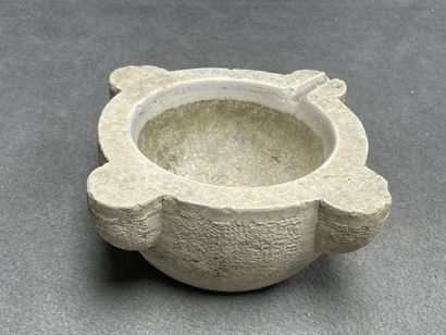 Mortier en pierre sculptée.
H: 11 cm.
L:...