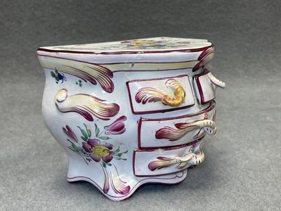 Saint Clément fin XVIII°: commode en faience.
12...