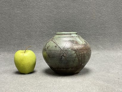Vase boule en grès émaillé
H. :13 cm.