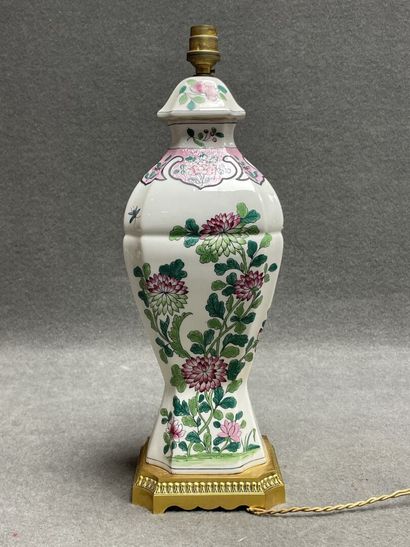 Pied de lampe en porcelaine à décor d'oiseaux,...