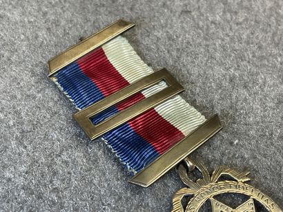 FRANC-MACONNERIE :
Broche à décor de symboles...