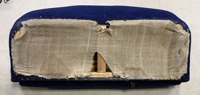Canapé et fauteuil bleu. 
Travail de tapissier...