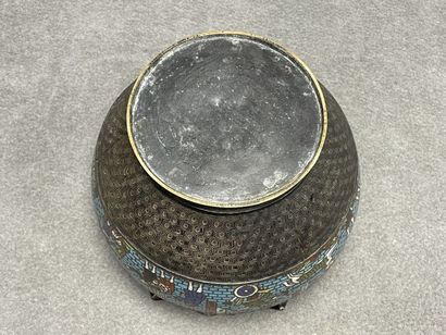 Cache pot en émaux cloisonnés, décor à l'antique....
