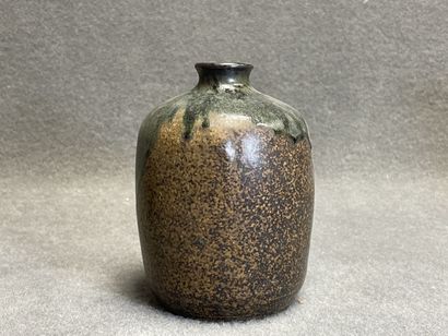 Quatre vases et un pichet en céramique émaillée....