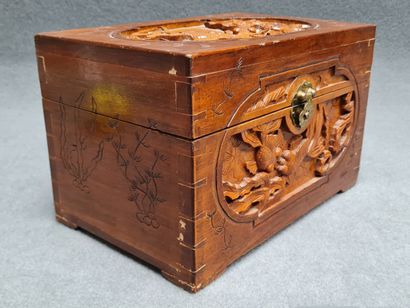 Coffret en bois exotique sculpté de poissons
Asie...
