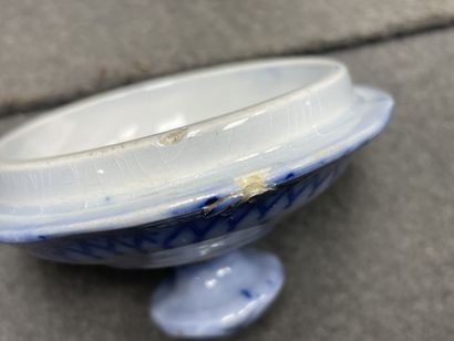 Théière et coupe en faïence de Sarreguemine,...