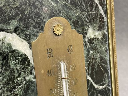 Presse papier en marbre rouge et bronze doré:...