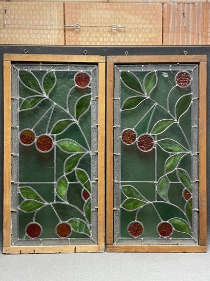 Paire de vitraux à décor de cerises.
98 x...