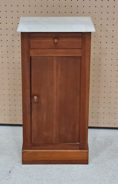 Chevet simple en placage.
Fin XIX°
70 x 35...