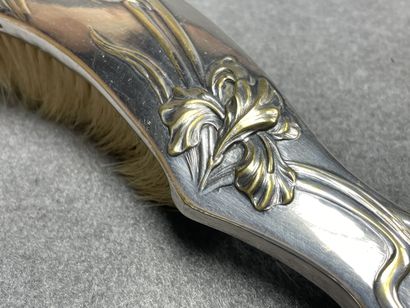 Ramasse miette en métal argenté Art Nouveau.
L....