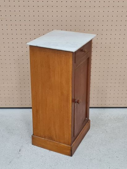 Chevet simple en placage.
Fin XIX°
70 x 35...