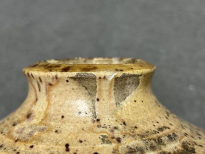 Vase boule en grès émaillé 
H. :15 cm. 
...