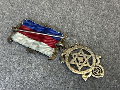 FRANC-MACONNERIE :
Broche à décor de symboles...