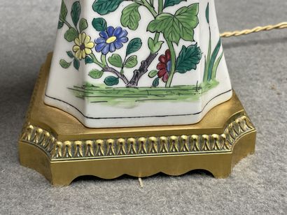 Pied de lampe en porcelaine à décor d'oiseaux,...