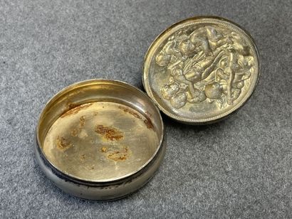Taste vin et petite boite ronde en métal...