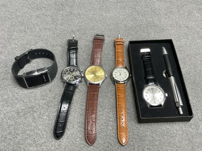 Lot de cinq montres et un stylo bille.