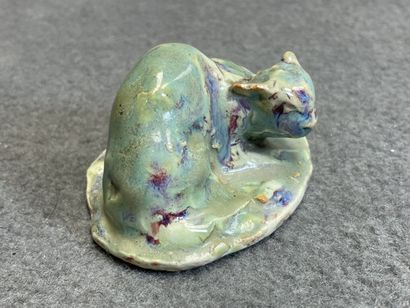 Bouquetière, chat et deux pichets en céramique...